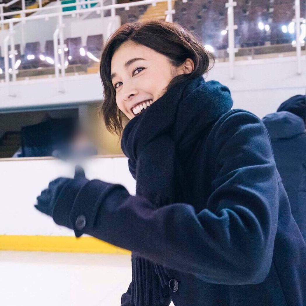 竹内结子离世已快1年.夫放不下骨灰仍放家中