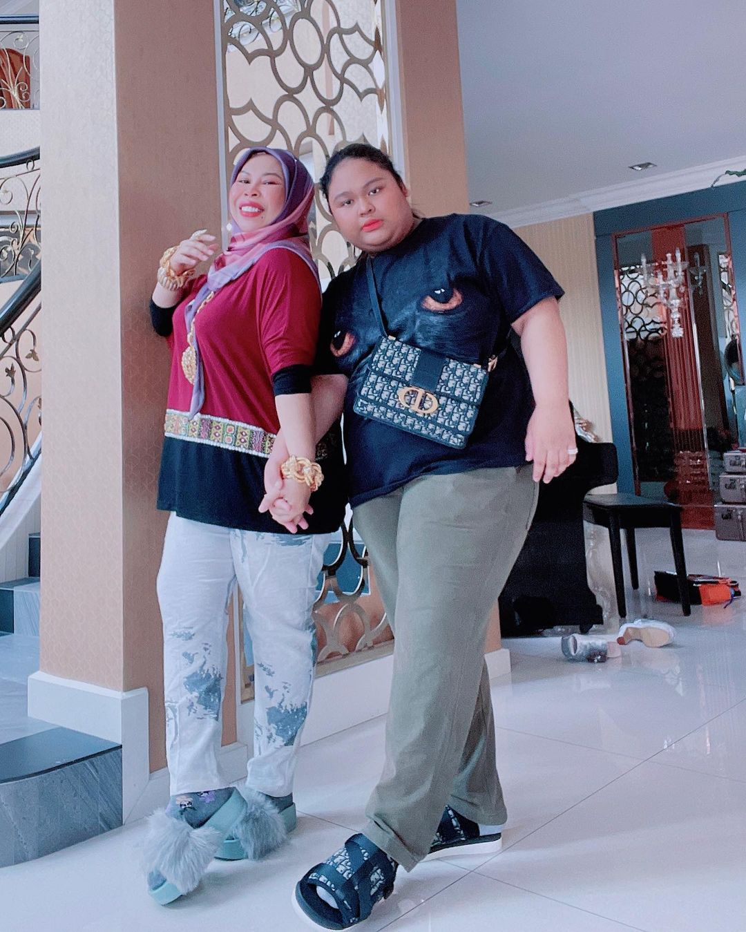 粉红女商人与小男友再婚·女儿不想要新爸爸“有5个爸爸很够了”