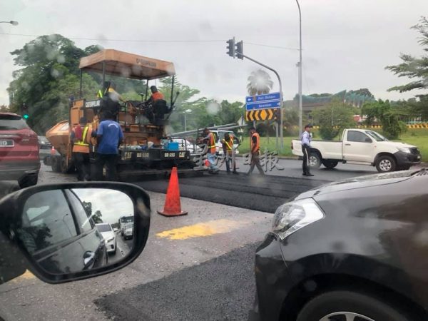 繁忙时段铺路,亚沙路大塞车,驾驶者很不满