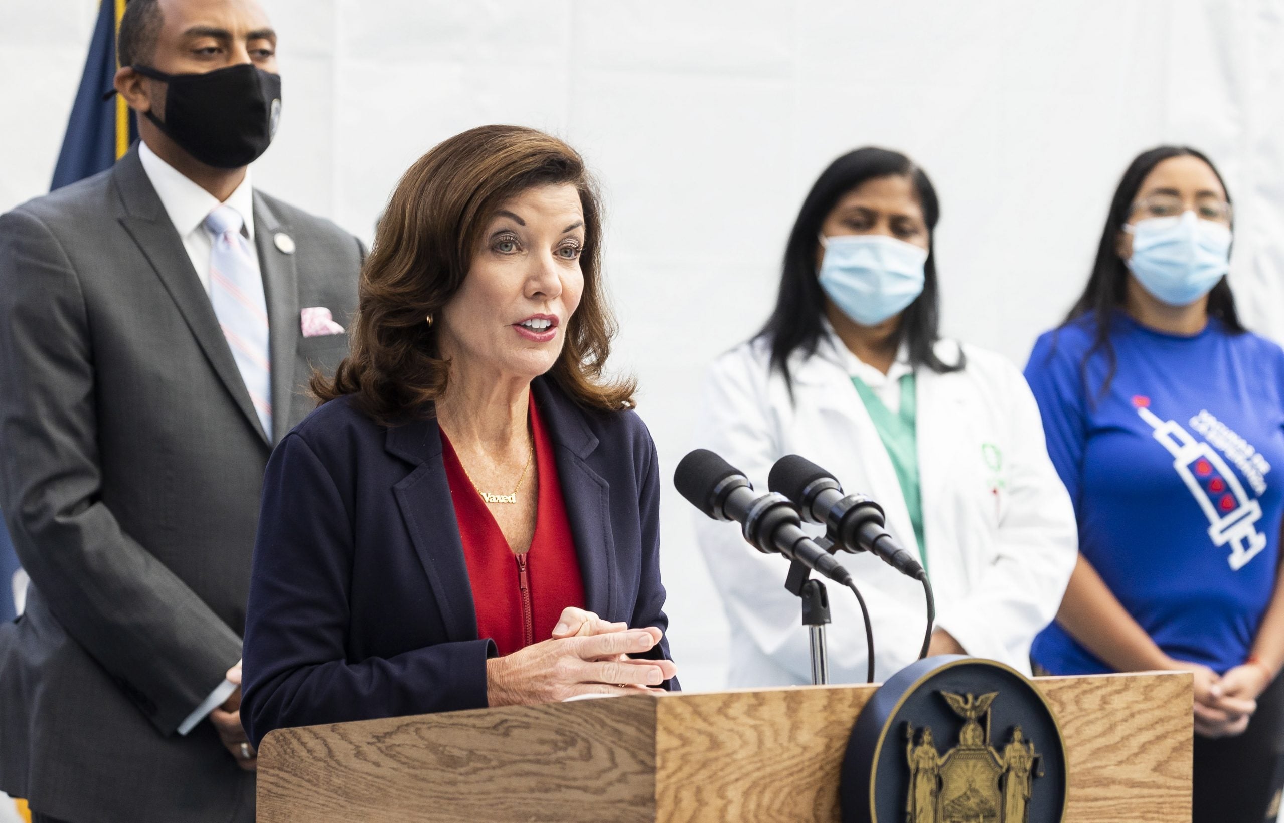 纽约规定拒打疫苗医护将被炒 还无法领失业救济金