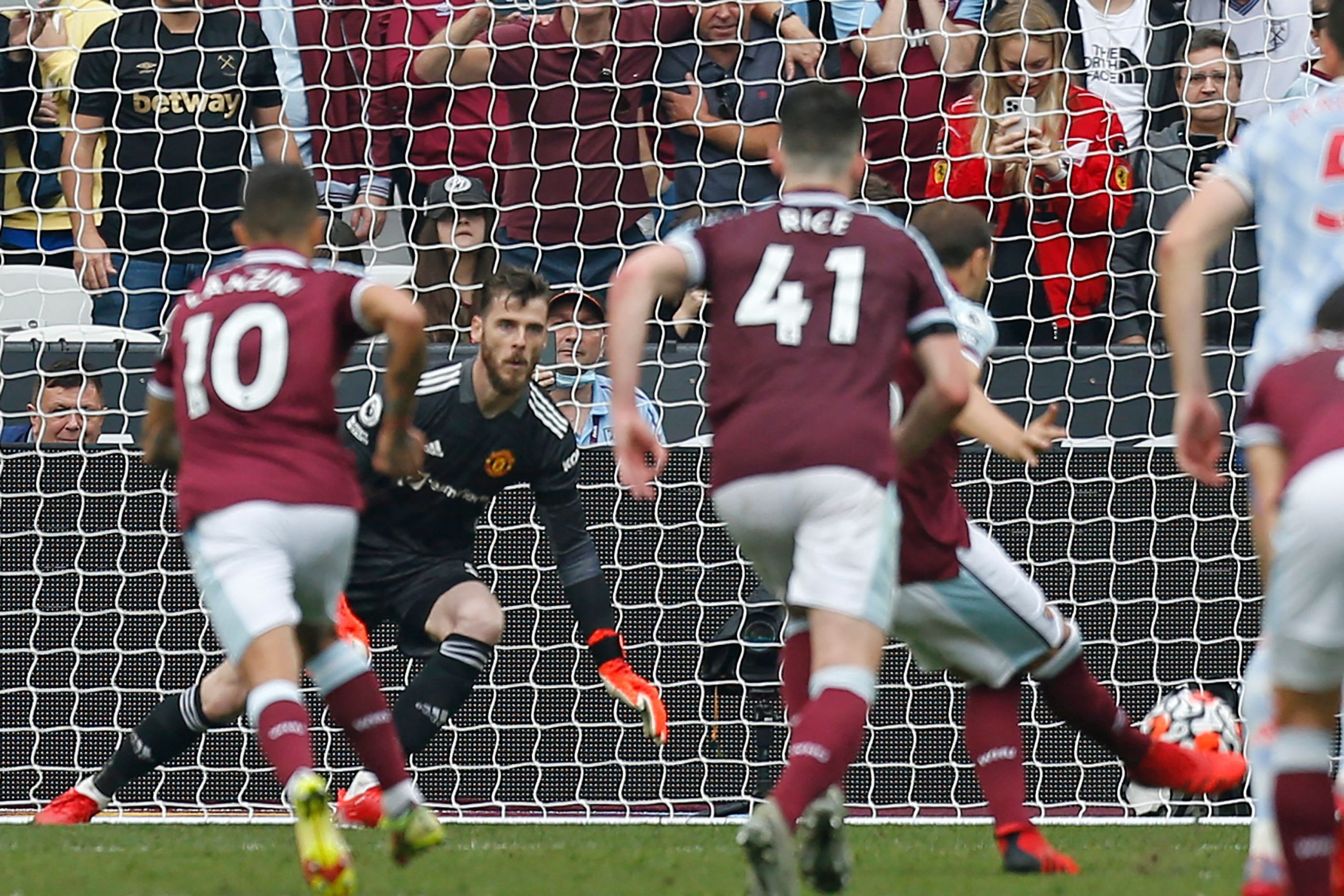 终场时刻戏剧性敲“锤”  红魔跨季客场28场不败