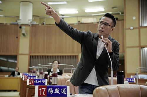 罗贤达/《第三布局尘沙惑》一念无明伴随终身