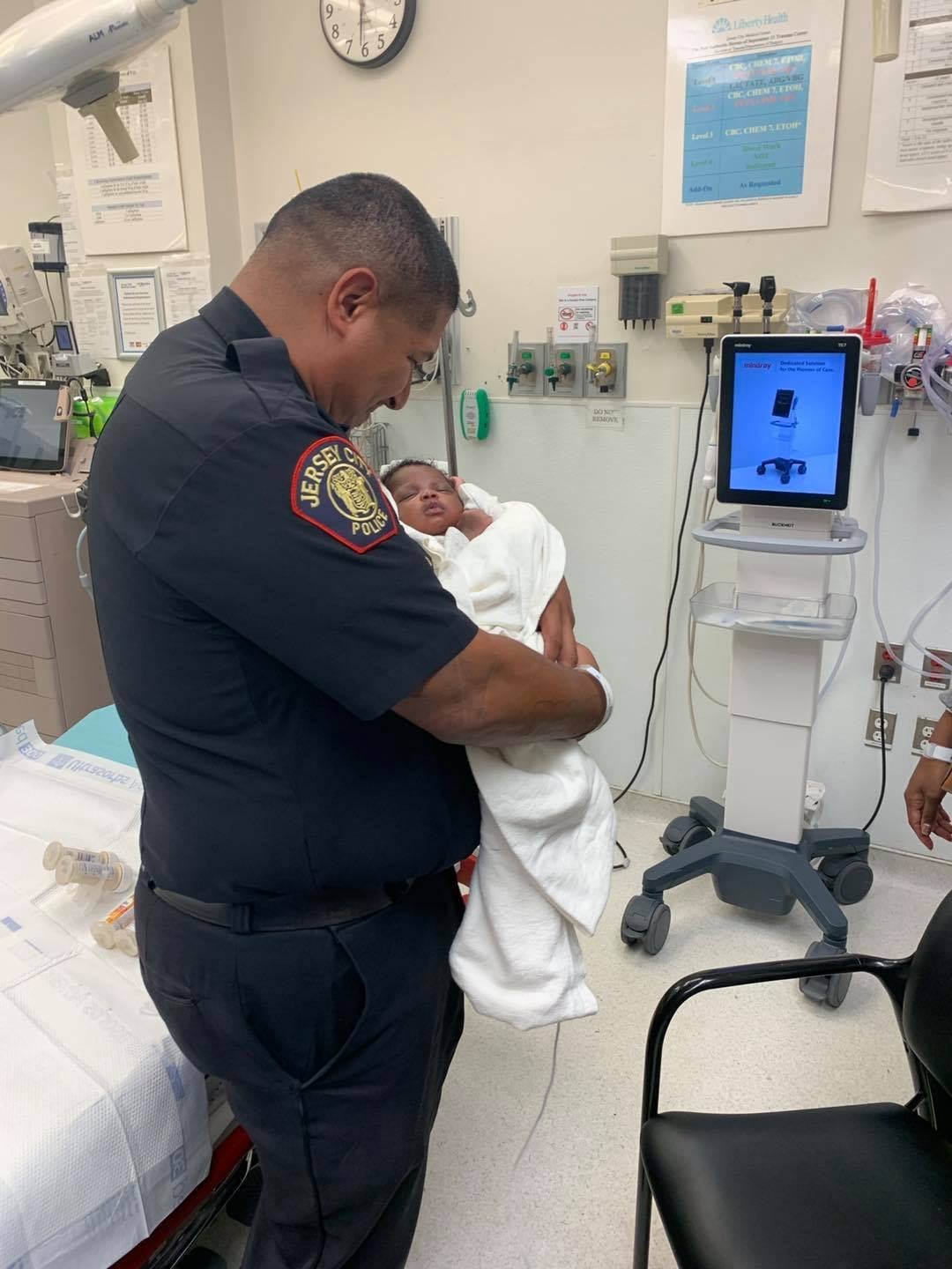 美国满月婴儿被从阳台扔下 警员徒手接住