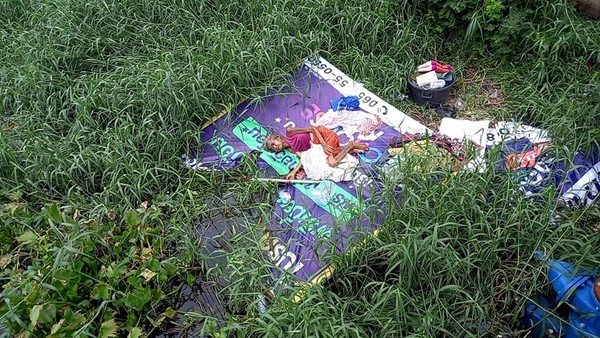 老妇瘦成皮包骨 遭子女遗弃大水沟