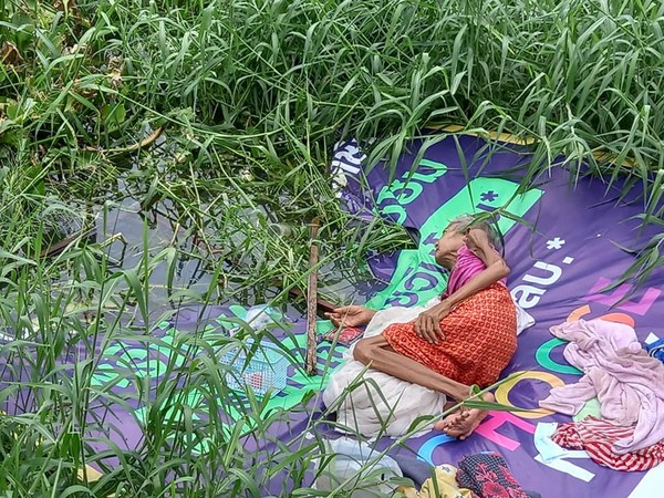 老妇瘦成皮包骨 遭子女遗弃大水沟
