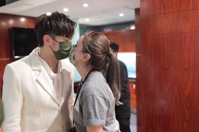 自曝15年前被前东家逼整容.杨洛婷拒妥协遭雪藏	