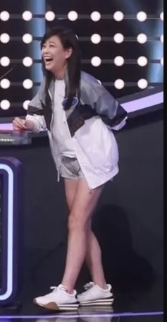 苏志威14岁女儿穿热裤晒长腿‧获赞像少女版龚嘉欣