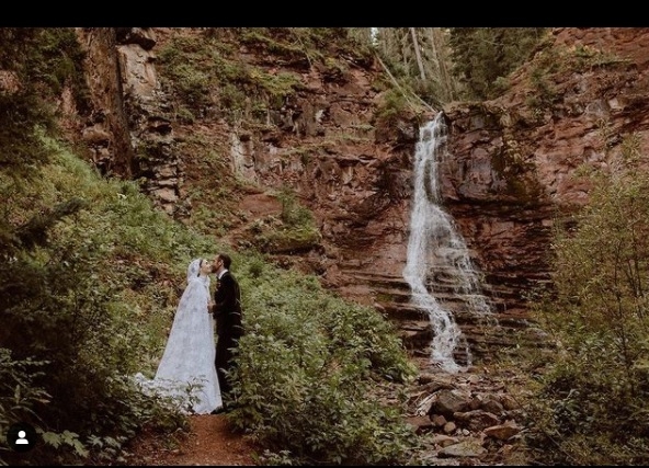 莉莉柯林斯升格人妻.晒超闪甜蜜婚照