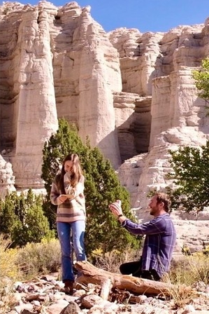 莉莉柯林斯升格人妻.晒超闪甜蜜婚照