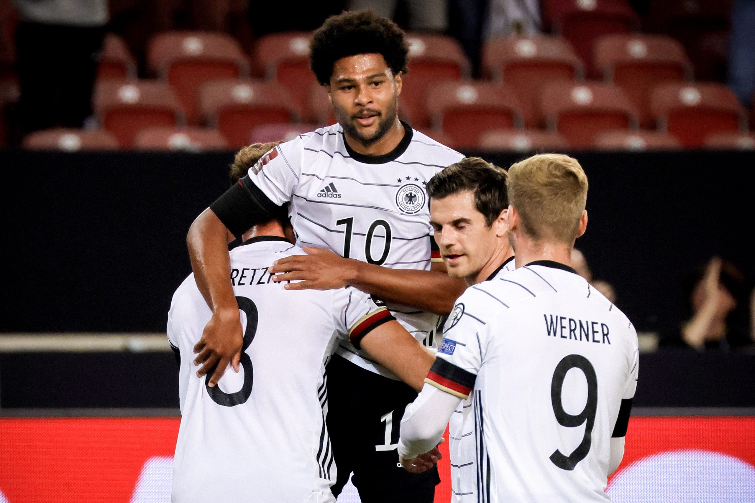 西德英皆迎大胜 波兰最狂轰圣军7弹