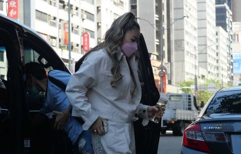 让外佣塞后车厢被骂爆．蔡诗芸1张照解谜