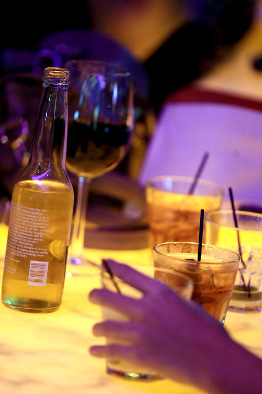 设积分诱酒女卖淫 酒吧老板监三个月