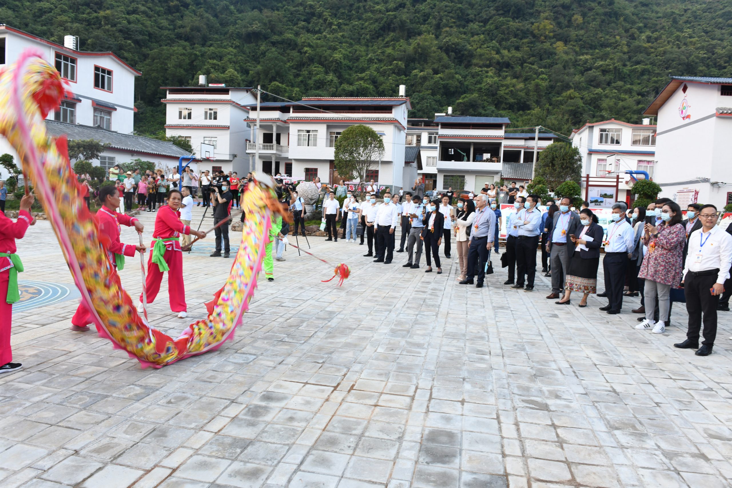 请下全国版，有两图）大马驻华大使等东南亚使节：中国民族地区脱贫经验值得借鉴