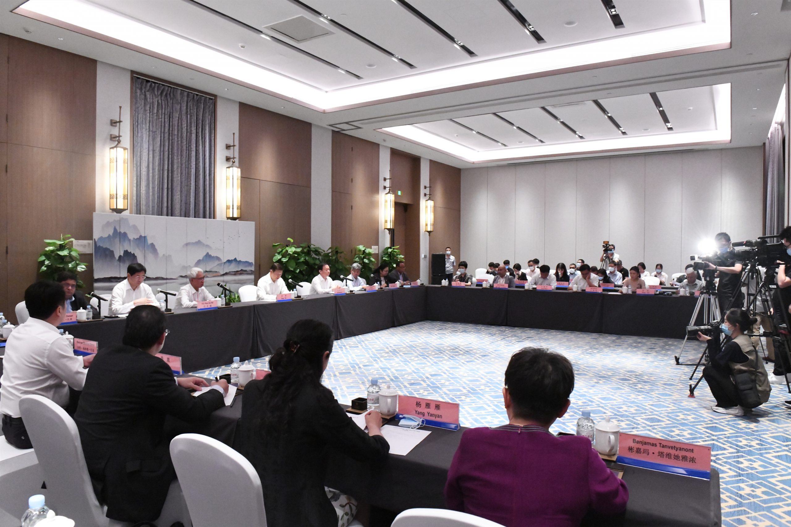 请下全国版，有两图）大马驻华大使等东南亚使节：中国民族地区脱贫经验值得借鉴