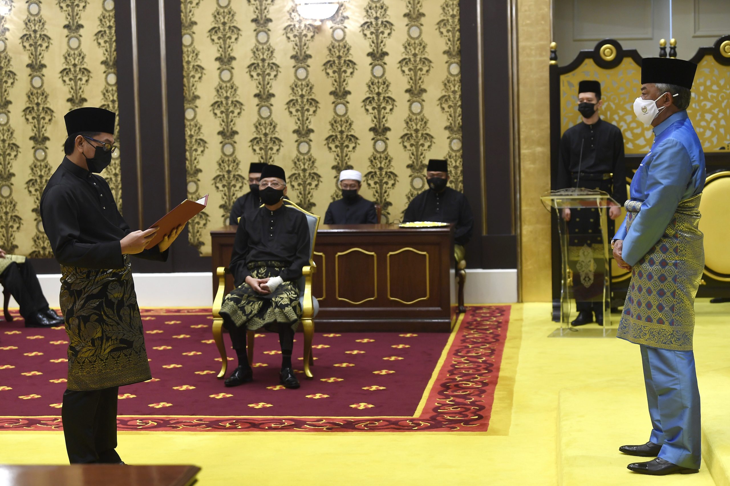 诺奥马和阿拉敏宣誓就职