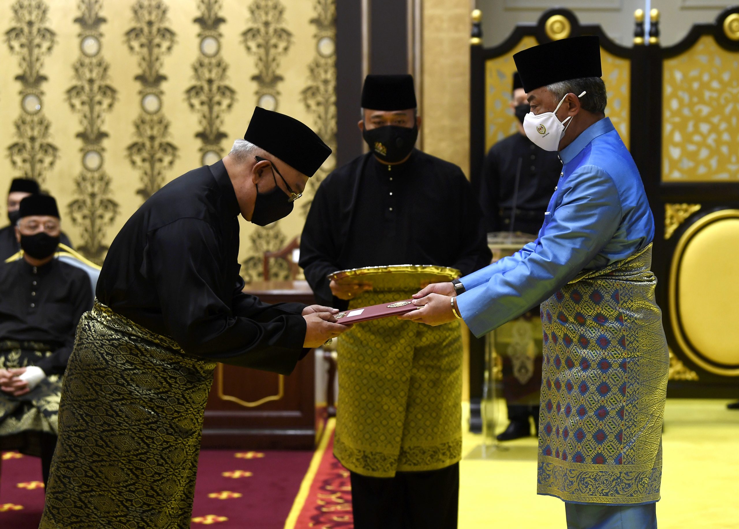 诺奥马和阿拉敏宣誓就职