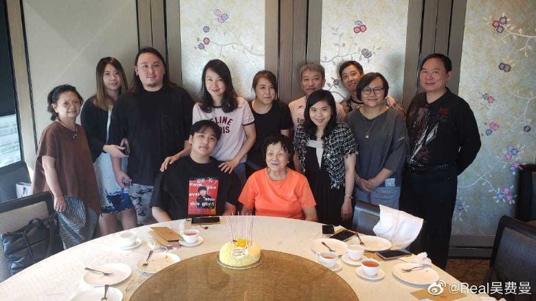 费曼晒金表生日礼物‧网批高调炫富