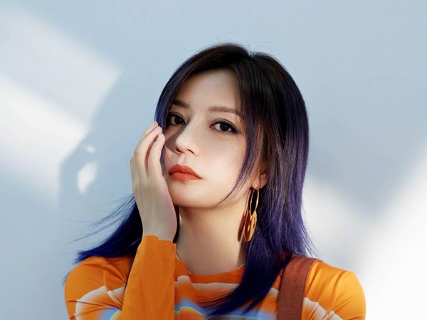 赵薇消失18天发4个字．粉全炸激动泪崩