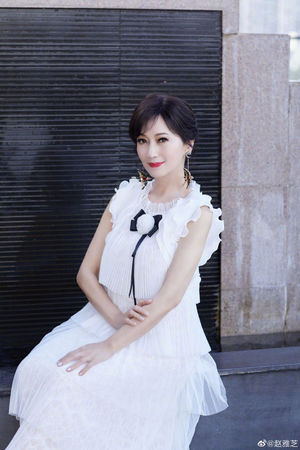 赵雅芝登直播冷场尬聊 网不忍喊：这级别真没带货必要！	