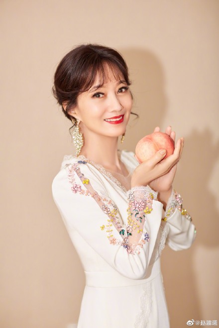 赵雅芝登直播冷场尬聊 网不忍喊：这级别真没带货必要！	