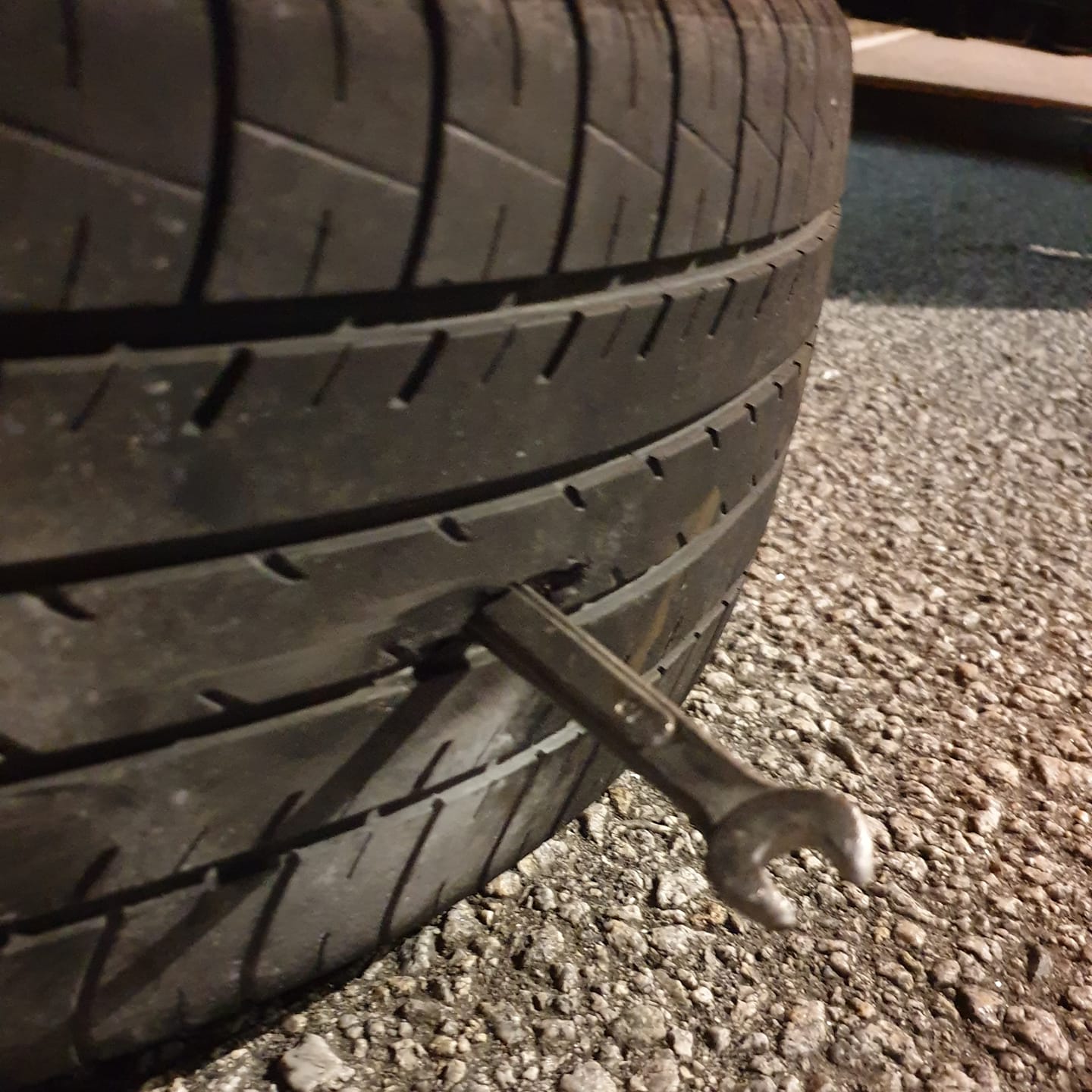 车​轮胎遭扳手刺穿．谢承伟傻眼怒斥缺德