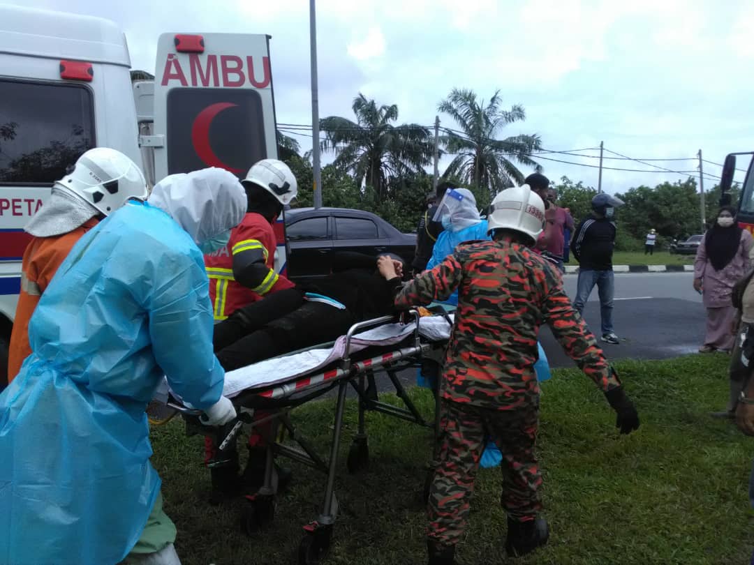 车辆失控撞路肩 女司机被弹出车外 大难不死