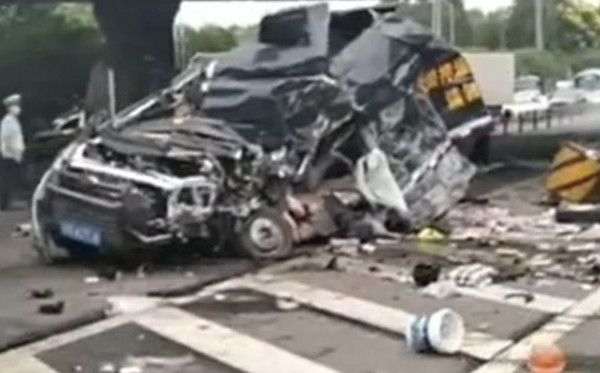 运钞车意外致2死4伤 钞票洒满地没人抢