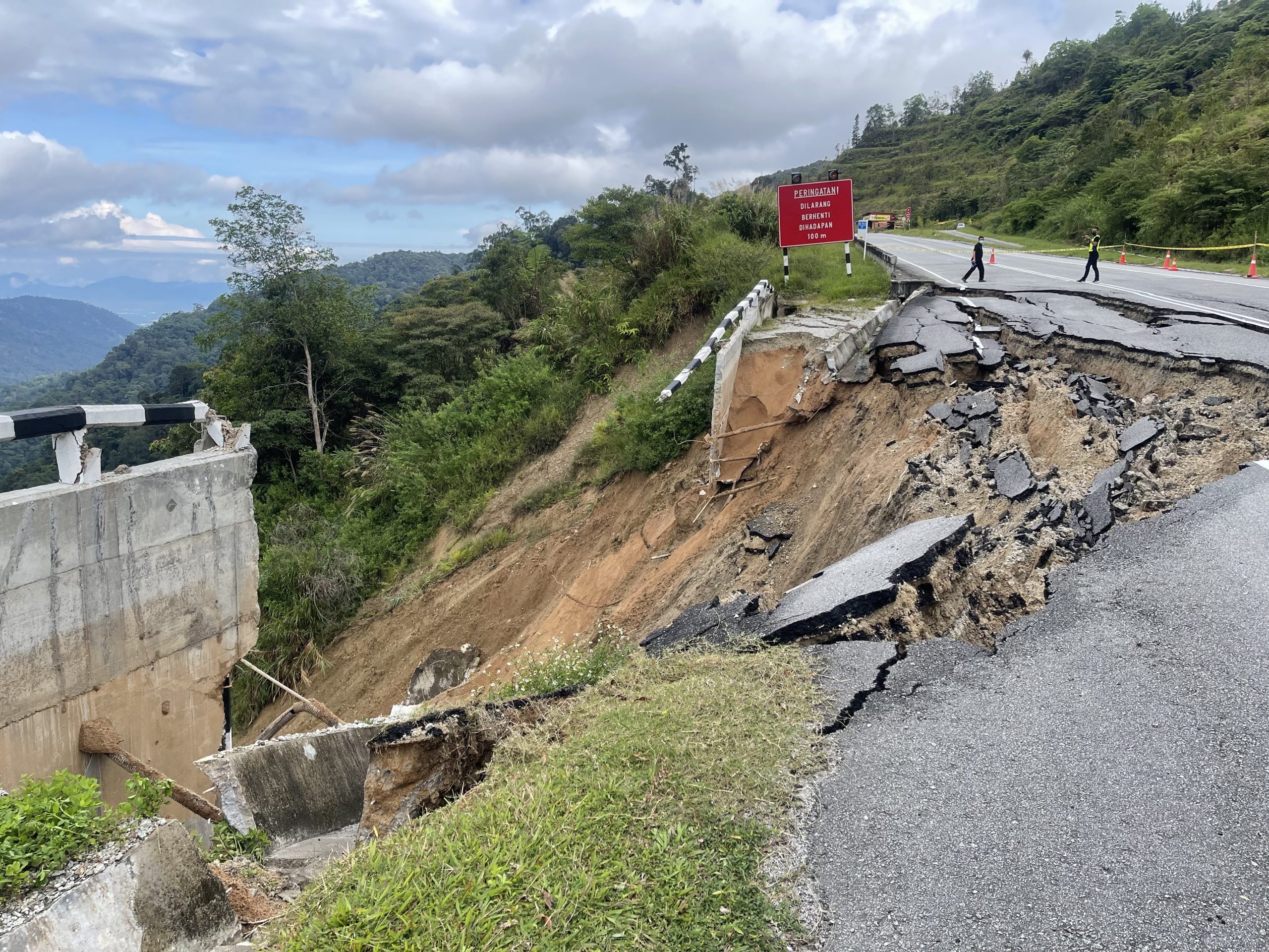 金马仑路崩︱霹大臣：原获1.3亿修复升级 雨水使土壤流失致坍塌
