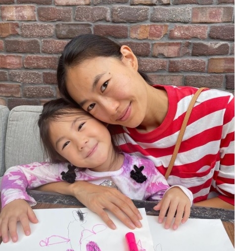 陈冠希再当爸凑成好字？手摸秦舒培肚子暧昧留言	