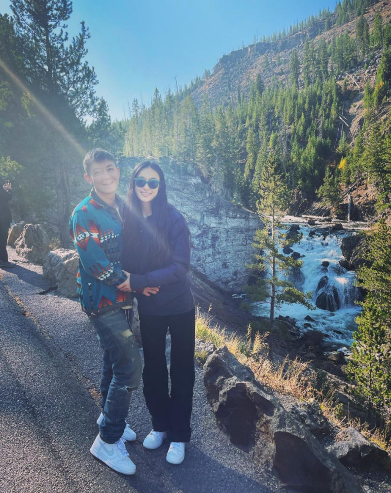 陈冠希再当爸凑成好字？手摸秦舒培肚子暧昧留言	