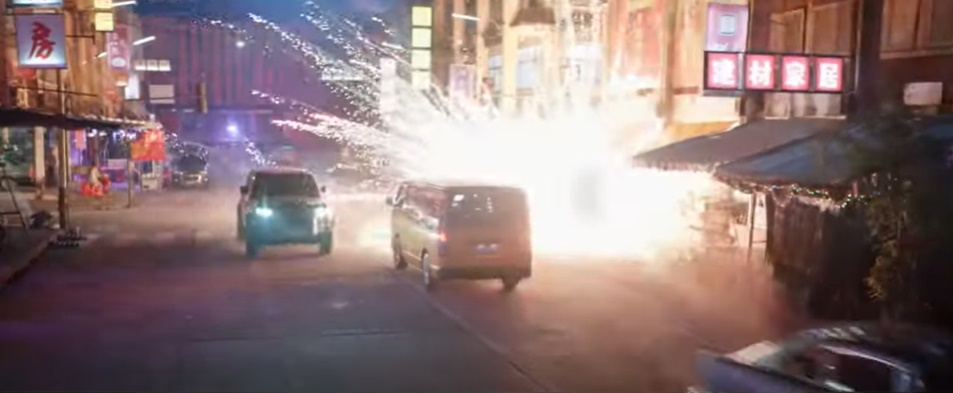 陈泽耀拍007广告片.兴奋与占士邦战车合照