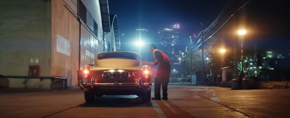 陈泽耀拍007广告片.兴奋与占士邦战车合照