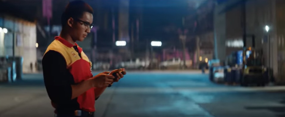 陈泽耀拍007广告片.兴奋与占士邦战车合照