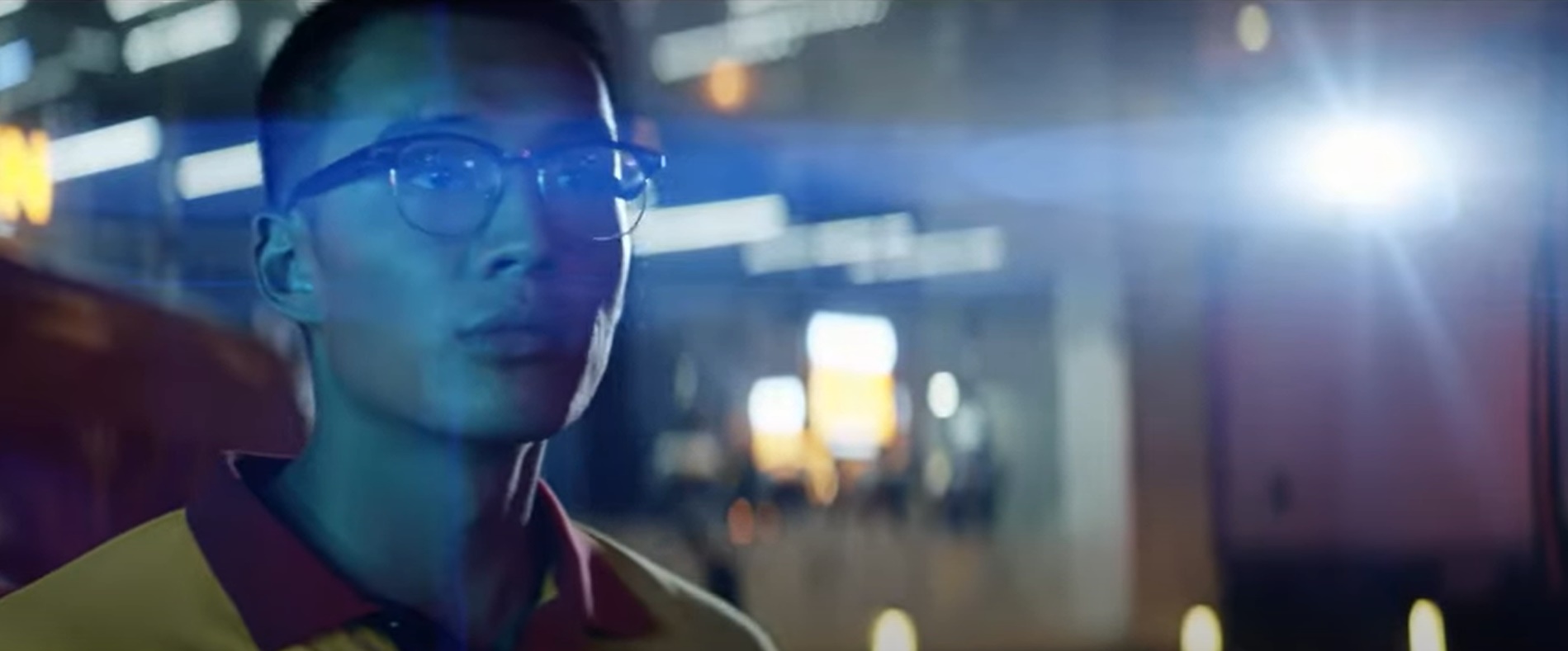 陈泽耀拍007广告片.兴奋与占士邦战车合照