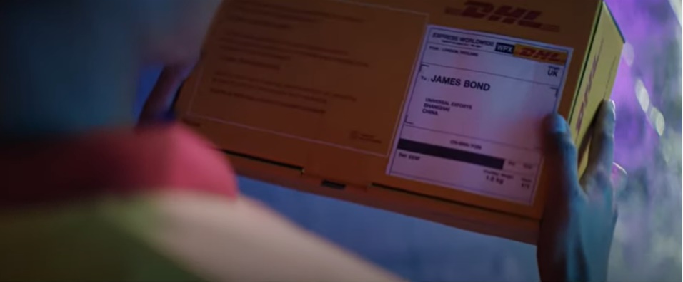 陈泽耀拍007广告片.兴奋与占士邦战车合照