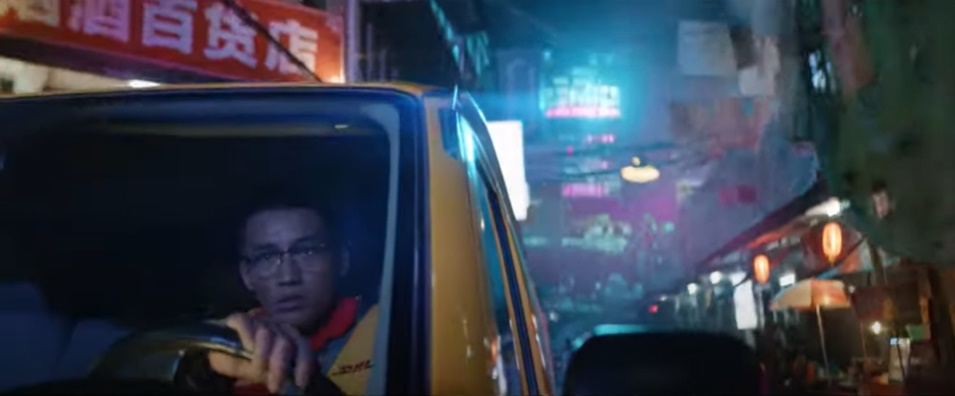 陈泽耀拍007广告片.兴奋与占士邦战车合照