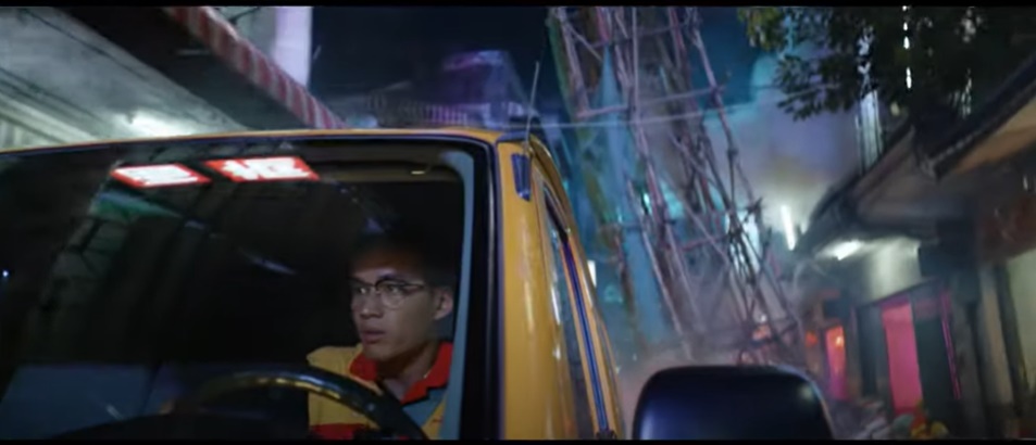 陈泽耀拍007广告片.兴奋与占士邦战车合照