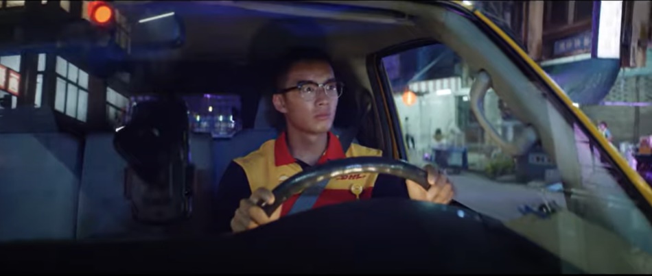 陈泽耀拍007广告片.兴奋与占士邦战车合照