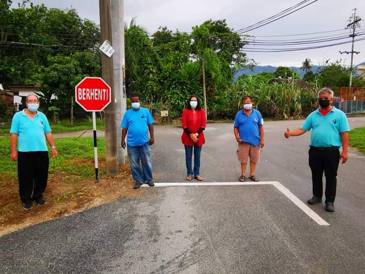 霹／和丰兴中背住宅区道路画上白线和竖立一面停看行路牌