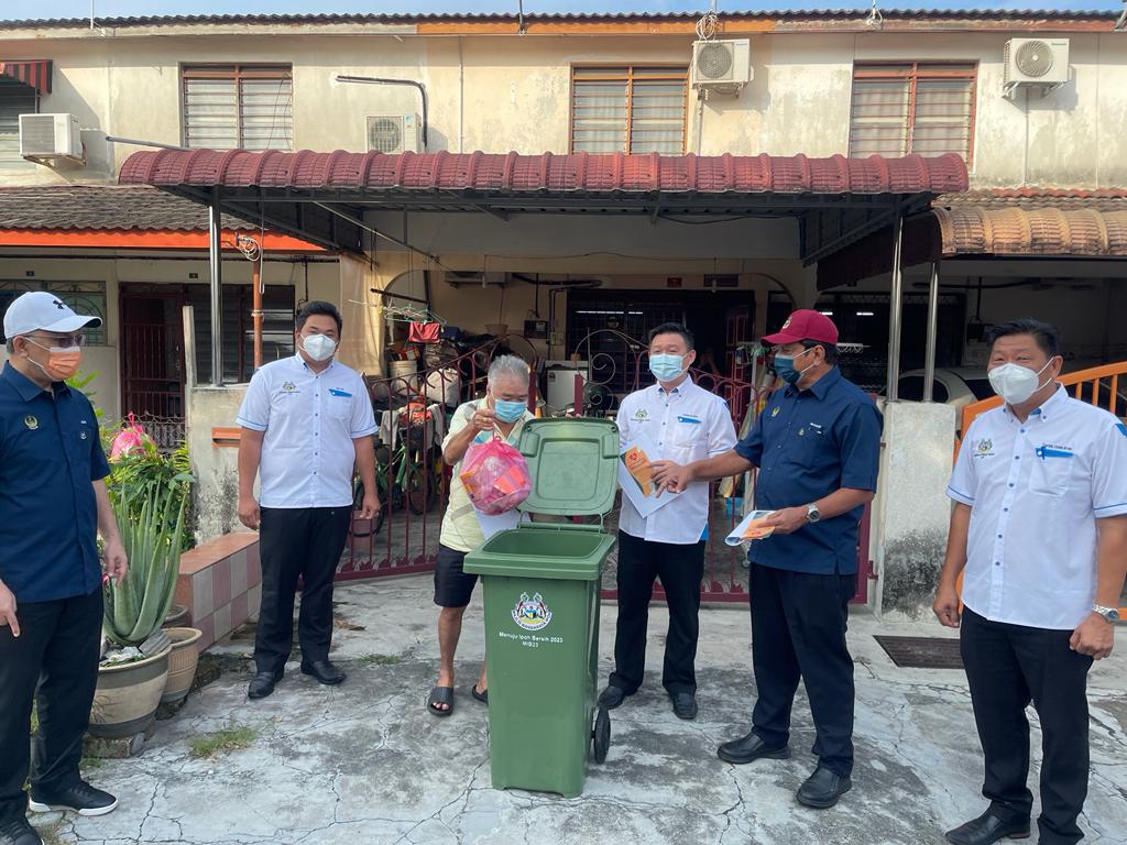 霹／怡市政厅派845垃圾桶给万里望新市镇居民