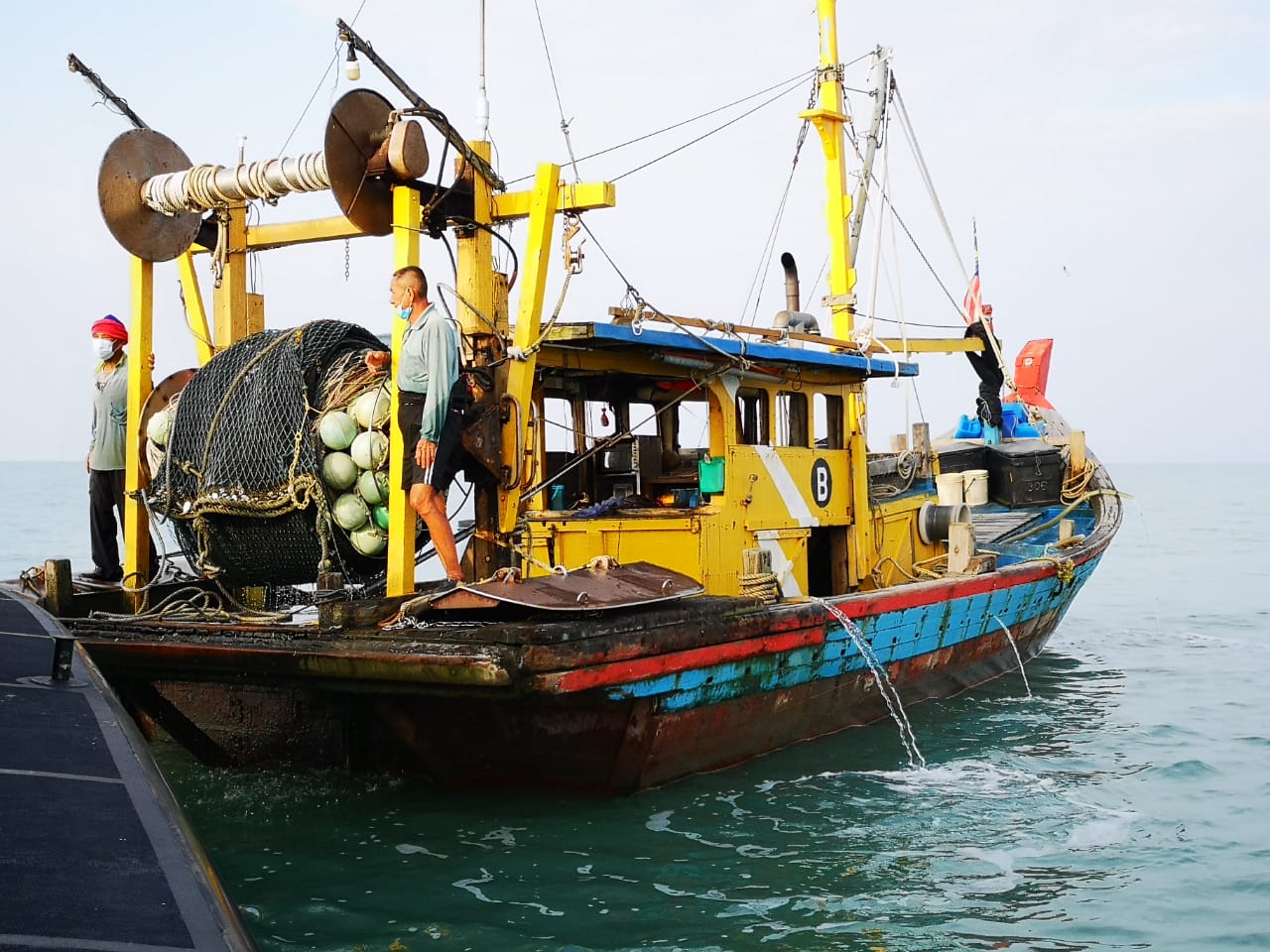 霹/扣渔夫起蜈蚣网