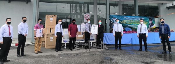 霹/第四版头/已签/霹中总捐物资给怡中央医院 提升低风险冠病治疗和隔离中心设备