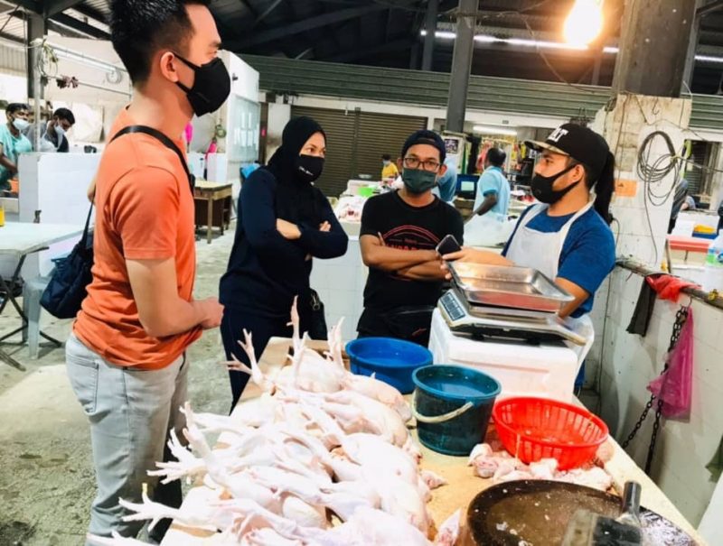 霹／霹贸消局到务边巴刹突检鸡价