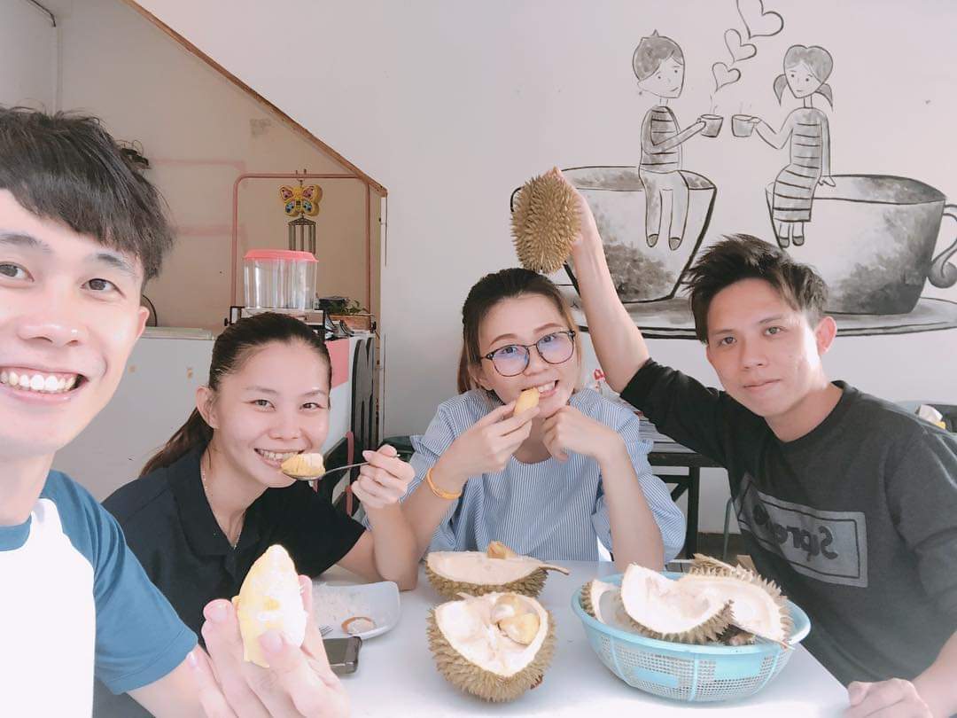 霹:15日见报/封底主文/【疫流而上】/餐饮业受影响 加入代购运输业积极向上