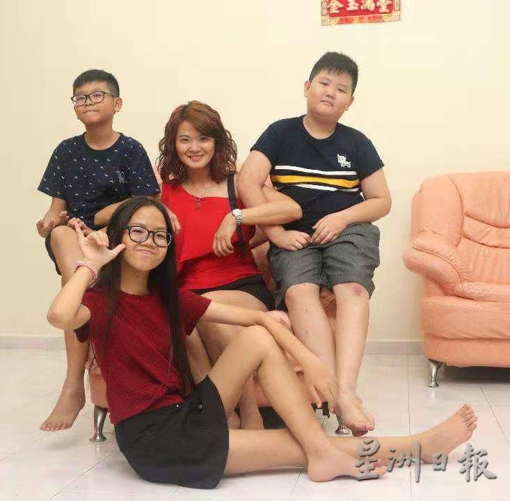 霹:8日见报/封底主文/【疫流而上】单亲妈妈为母则刚 章谊駗卖炸鸡设快递公司