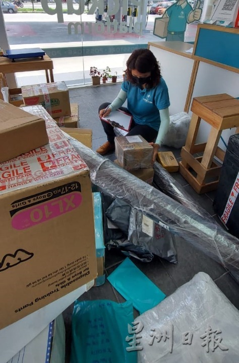 霹:8日见报/封底主文/【疫流而上】单亲妈妈为母则刚 章谊駗卖炸鸡设快递公司