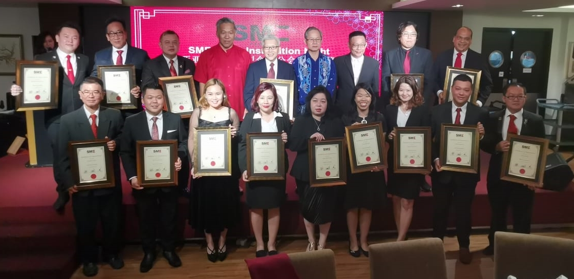 霹:8日见报/封底主文/【疫流而上】单亲妈妈为母则刚 章谊駗卖炸鸡设快递公司