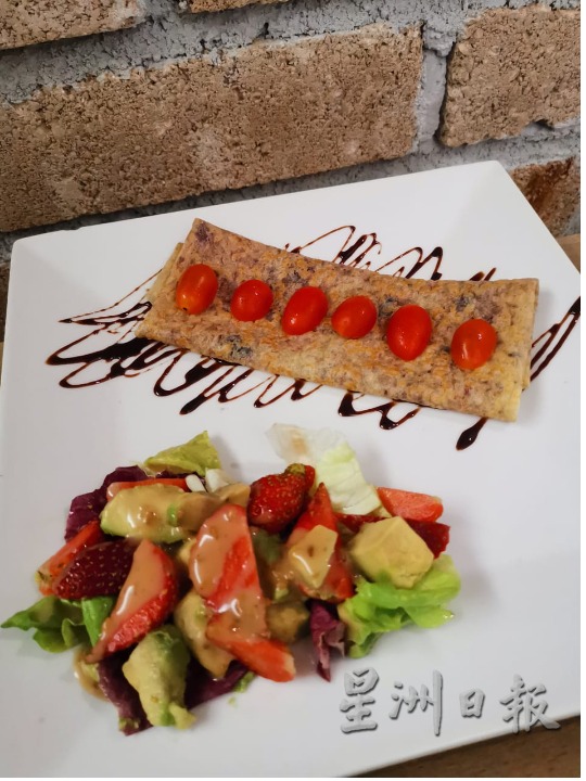 霹:8日见报/封底主文/【疫流而上】单亲妈妈为母则刚 章谊駗卖炸鸡设快递公司