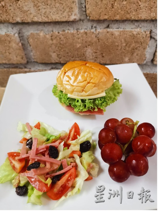 霹:8日见报/封底主文/【疫流而上】单亲妈妈为母则刚 章谊駗卖炸鸡设快递公司