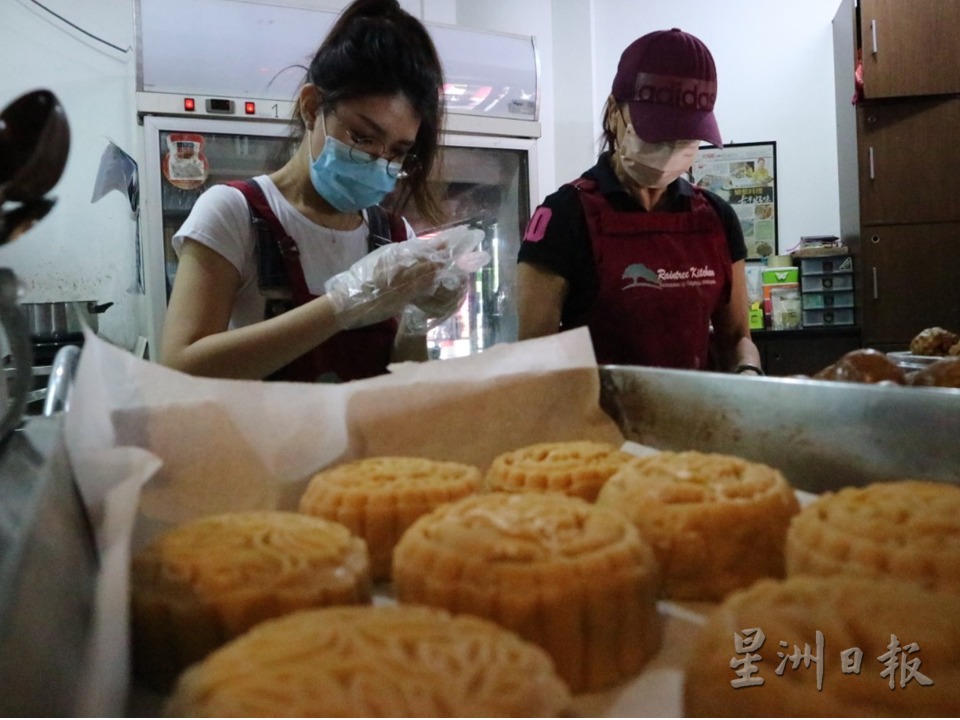 霹:太平火箭抗疫队自制月饼及短片庆中秋